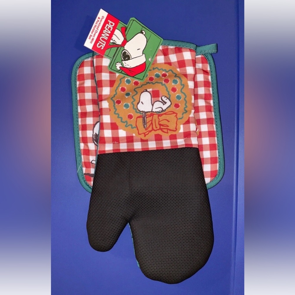 Snoopy holiday gingerbread Checkered Oven Mitt new